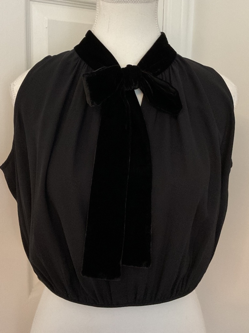 ⭐️ Kate Spade New York Black Velvet Bowed Top - size 4 - Picture 2 of 8